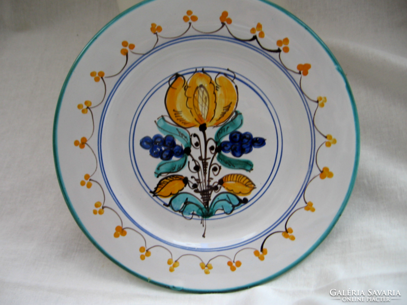 Habán wall plate marked with tulips and grapes