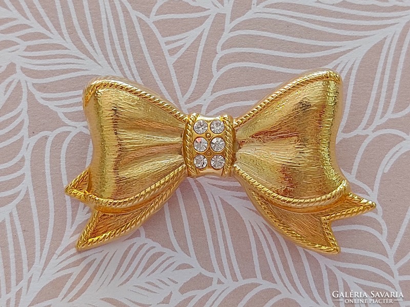 Retro brooch bow-shaped bijou metal badge