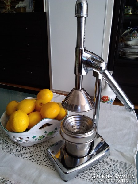 Retro inox fruit or citrus press, without the use of electricity!