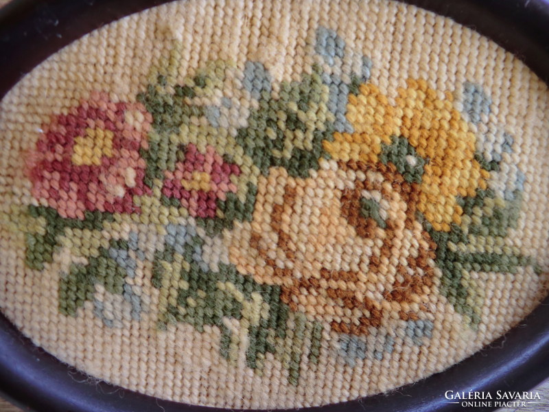 Needle tapestry 17x22 cm in a wooden oval frame with a bouquet of flowers in a dark brown wooden frame