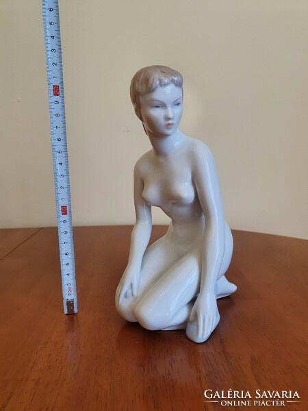 Aquincum porcelán, térdeplő nő, 22cm