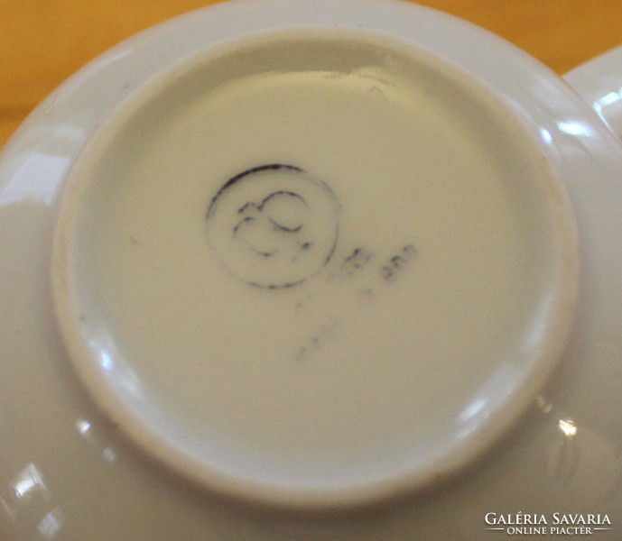 Vegyes porcelán tányérok csészék kiöntő