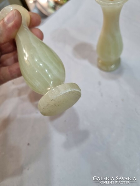 2 onyx vases