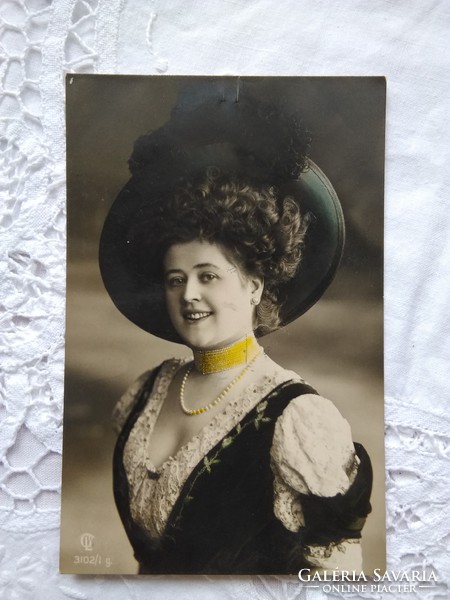 Antik kézzel színezett, romantikus fotólap/képeslap hölgy tollas kalapban, gyöngysorral