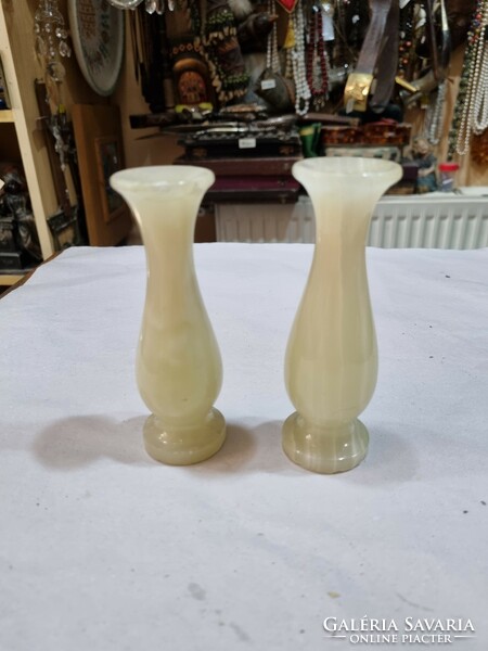 2 onyx vases
