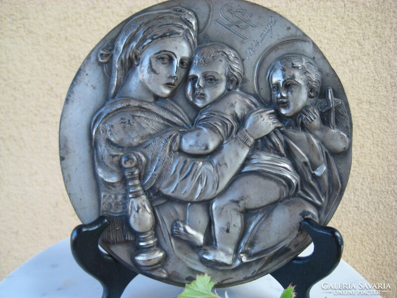 Mária a kis Jézussal   , vallási témájú   ón  falikép  1914 .  évi  véséssel  , 18  cm