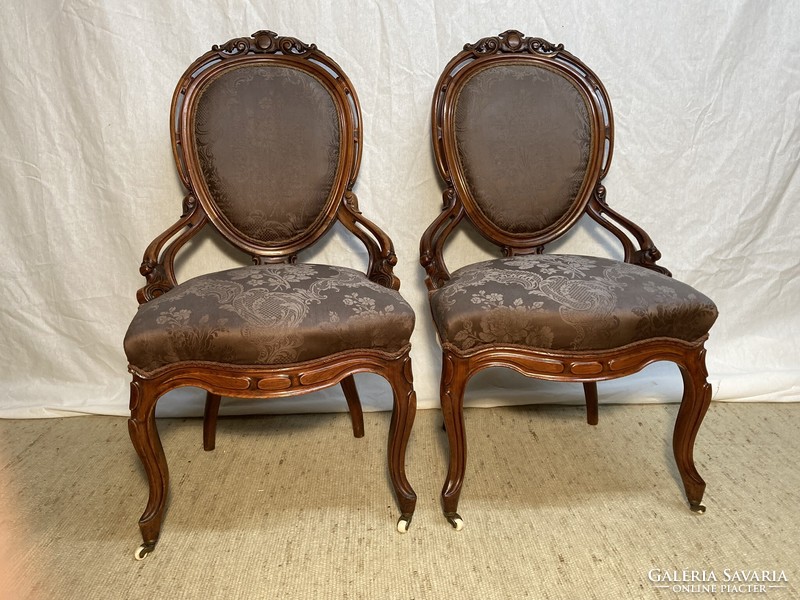 2 baroque chairs with backs