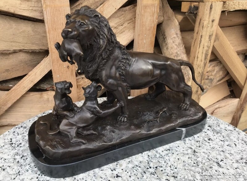 Lion with cubs - bronze sculptures