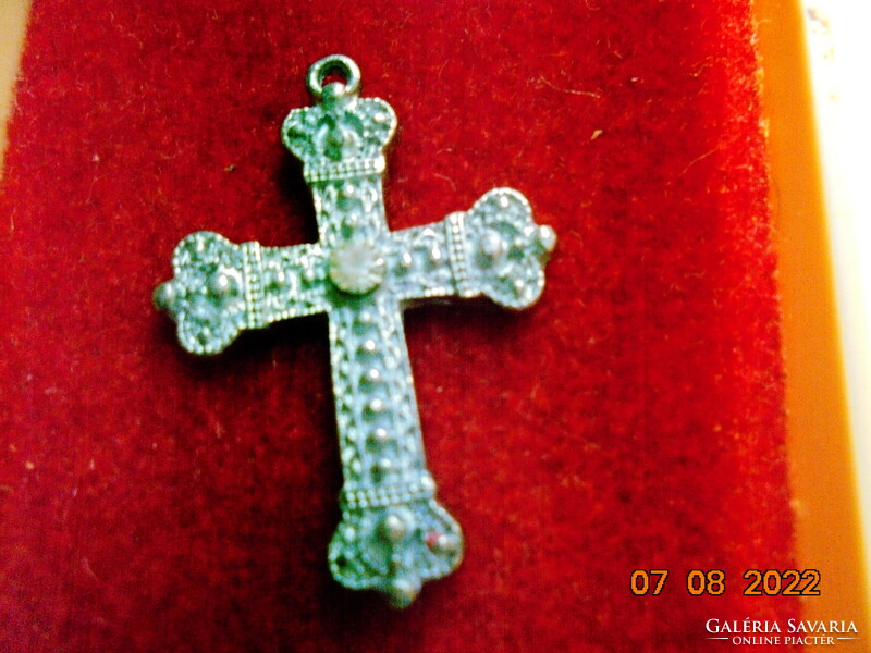 Cross pendant with 4 royal crowns, rich embossed patterns