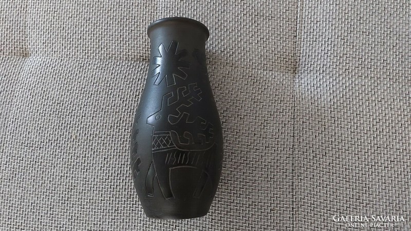 Szép fekete kerámia váza skandináv motívumokkal  cca 26 cm magas