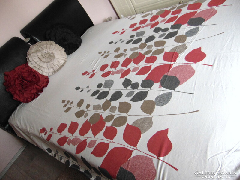 Duvet cover with leaves
