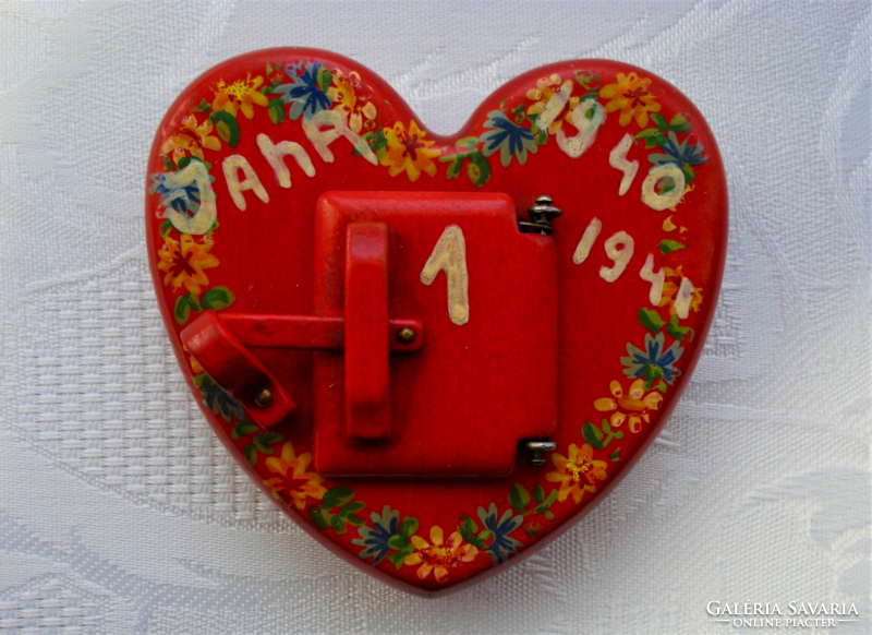 Heart-shaped wooden picture frame with supporting legs, for a one-year anniversary 1940-1941 (2nd Vh memory)