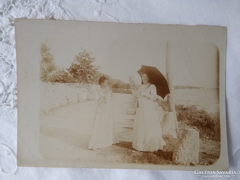 Antik fotólap, előkelő hölgyek napernyővel, vízpart