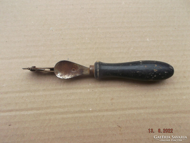 A leather industry or tailor's tool similar to an old derlye cutter. ---2---