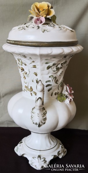 Dt/093 - Capodimonte lidded urn vase