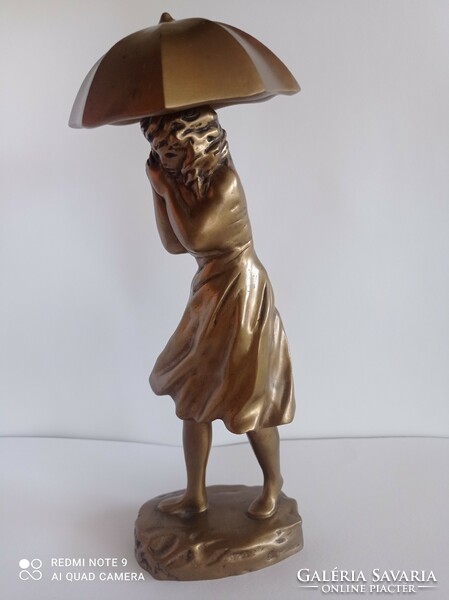 R. Kiss Lenke: Esernyős hölgy bronz szobor