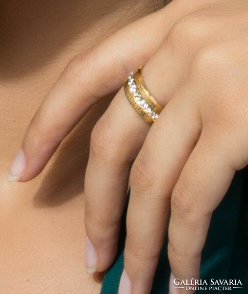 Aranyszínű orvosiacél gyűrű, közepén körkörösen fehér cirkónia kővel kirakva