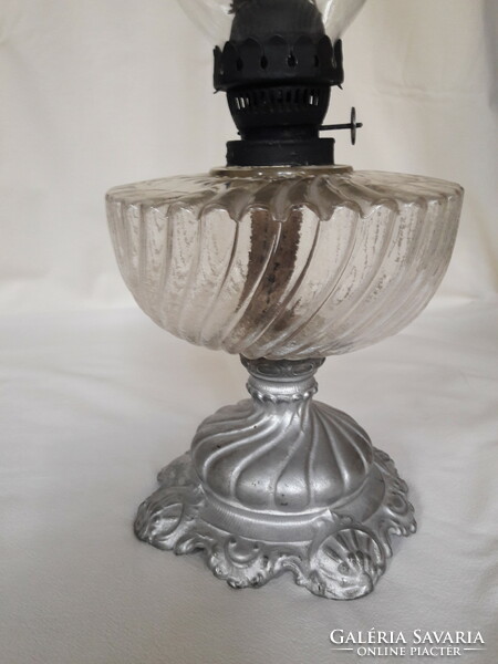 Antik régi asztali petróleum lámpa ezüstre festett öntöttvas talp bordázott üveg tartály kanóc 19.sz