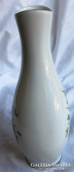 Hölholáza porcelain vase with flower pattern is 18 cm high.