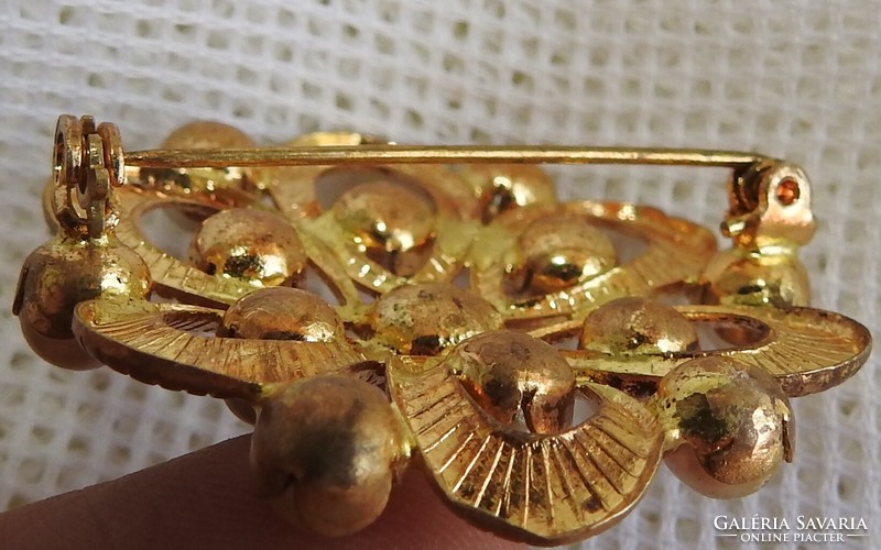 Gold-plated pearl brooch with safety lock