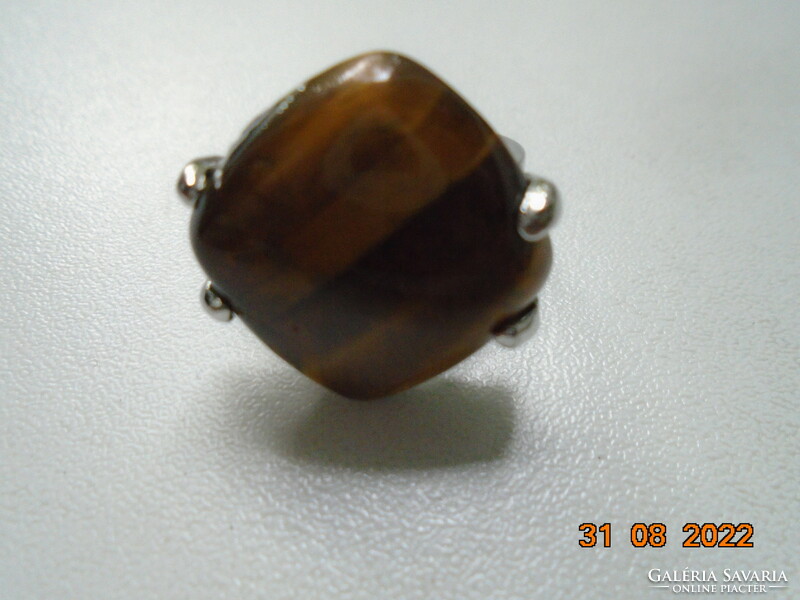 Spectacular polished tiger's eye in a claw socket, ring