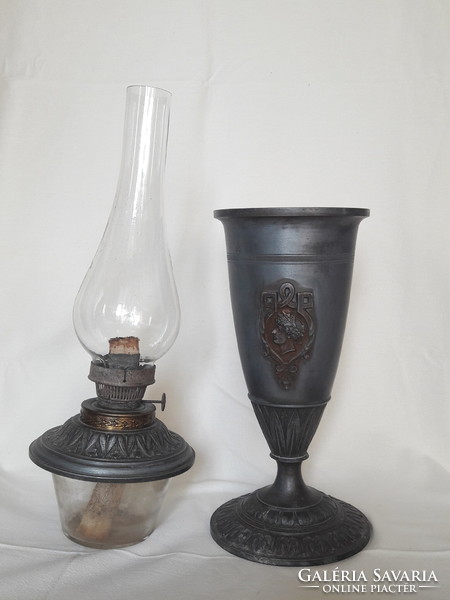 Antik régi asztali petróleum urna lámpa, öntöttvas talp fém test klasszicizáló díszítés 1880 körül