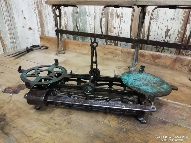 Cast iron old scale, lever scale, working household scale