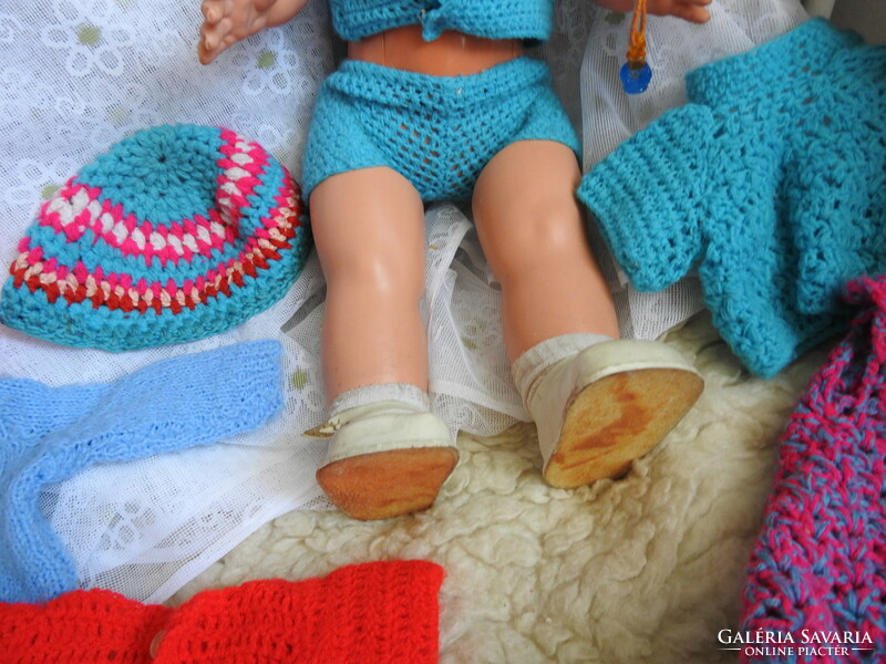 Régi kékszemű alvóbaba - jelzett baba sok ruhával