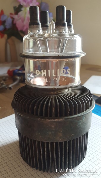 Philips qbl 5/3500 tetrode was used as a high-frequency amplifier, modulator, and frequency multiplier