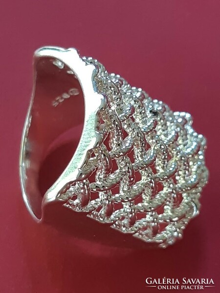 Ez most divatos, látványos és modern 925-ös ezüst gyűrű.