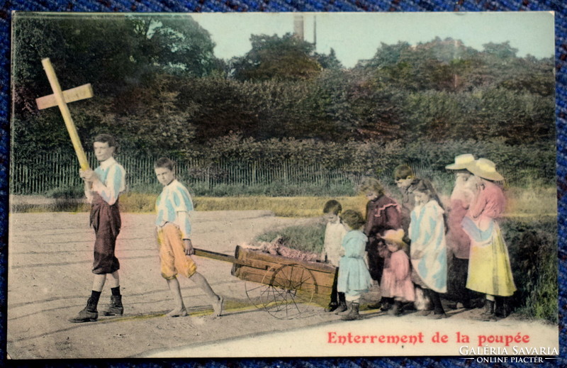 Antik francia szatírikus fotó képeslap játékbaba temetése rajta  kuncogó gyerekek is