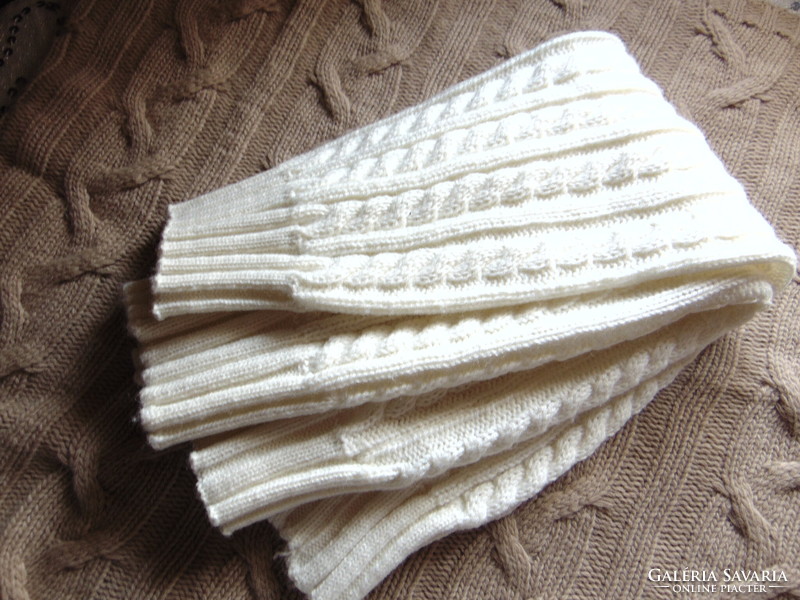 Knitted shin guards in butter color
