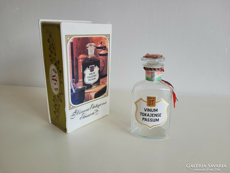 Régi retro Tokaji vinum eszencia dugós üveg palack és doboz