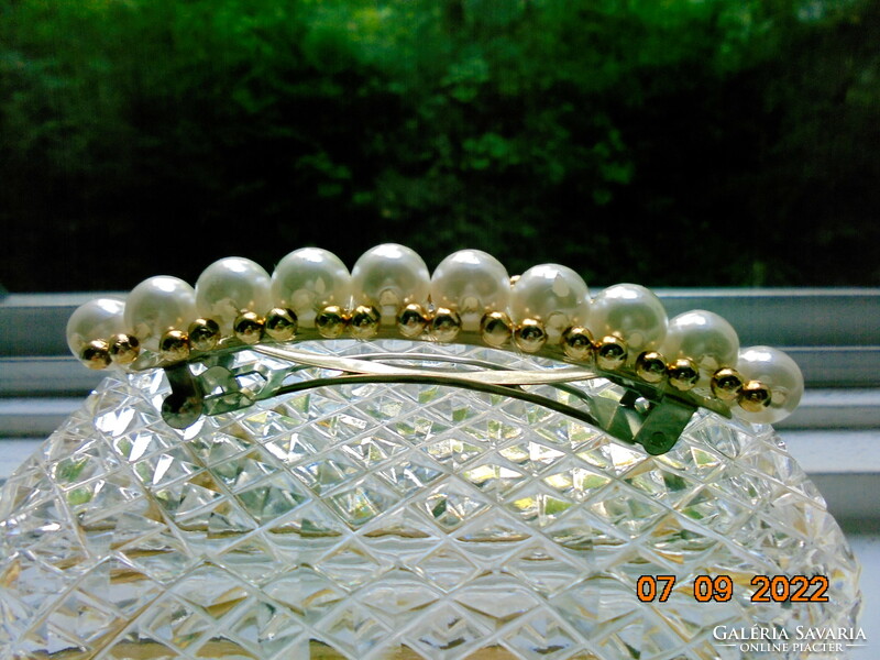 Apró arany színű és nagyobb fehér Tekla gyöngyökkel francia hajcsat
