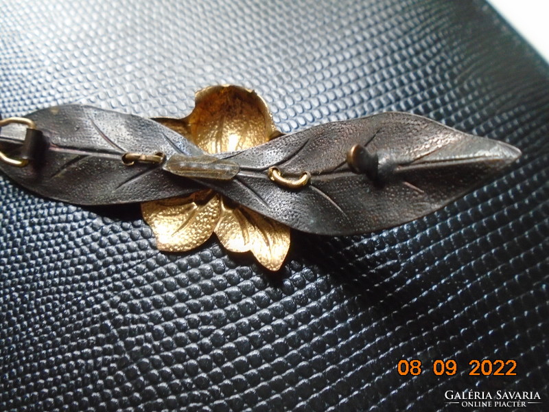 Kézzel készült Tűzaranyozott plasztikus virággal és patinás bronz színű levéllel hajcsat