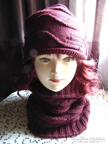 Burgundy knitted hat and round scarf