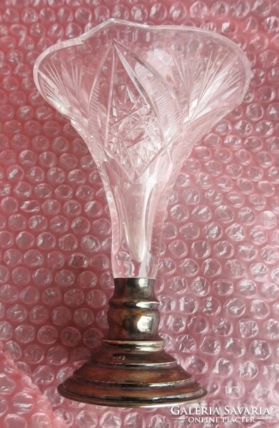 Ezüst alapzaton kristály váza