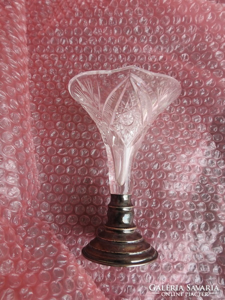Ezüst alapzaton kristály váza