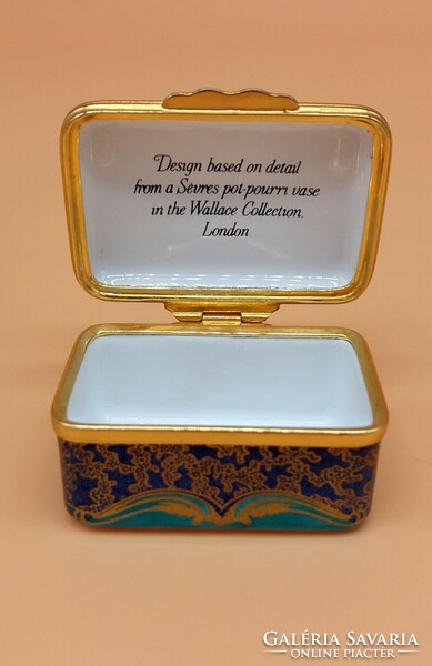 Angol porcelán dobozka Sevres-i minta a Wallace gyűjteményből zománc díszítéssel, fém szerelékkel