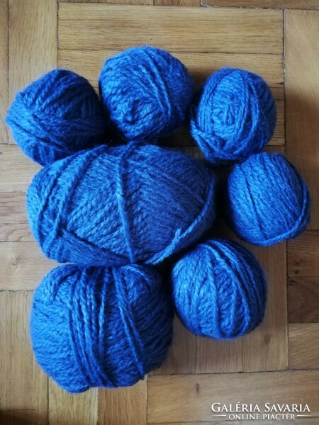 4Oo g of blue yarn