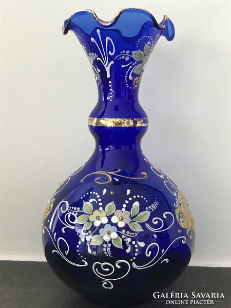 Kobaltkék, zománcfestett cseh váza, 19 cm magas