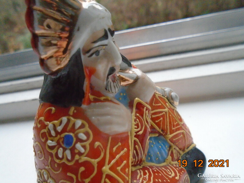 Indián törzsfőnök díszes ruhával,tollakkal, békepipával Japán Satsuma porcelán