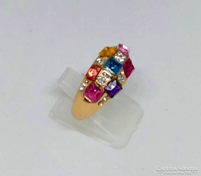Aranyozott gyűrű színes kristályokkal