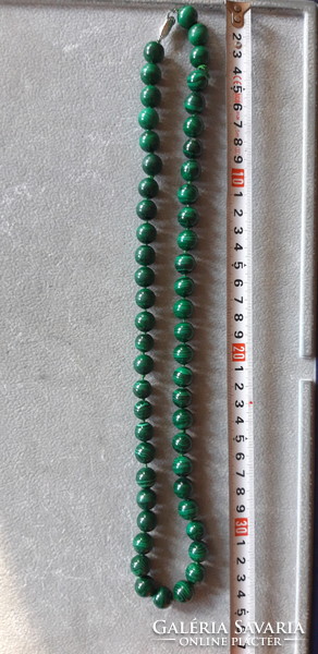 String of large-eyed malachite beads - 70 cm