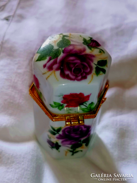 Rózsás porcelán doboz