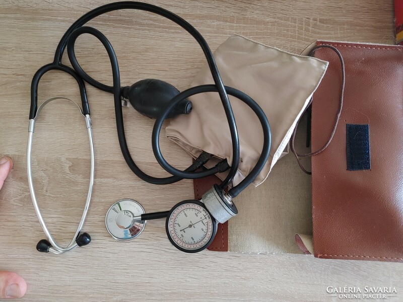 Hagyományos retró működő vérnyomásmérő fonendoszkópjával bőrtok Poland Dr.A. Krysztof gravir