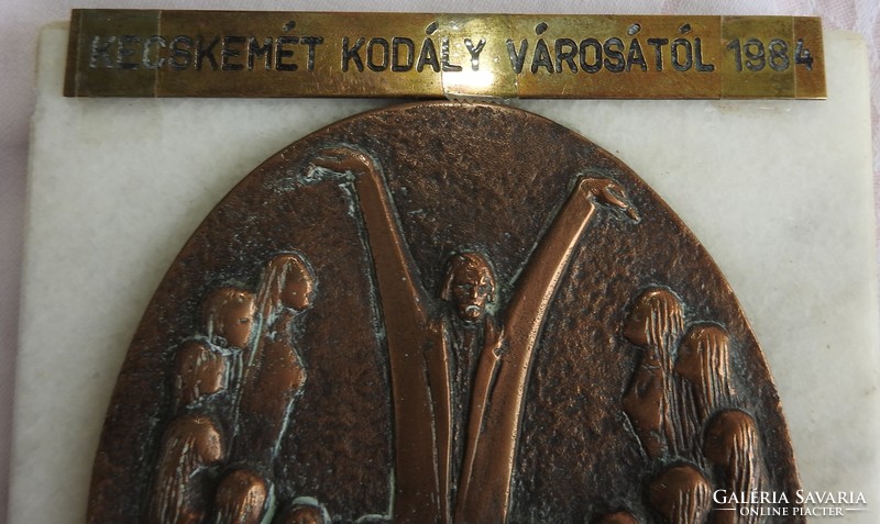 Kecskemét – Kodály városától 1984 – bronz plakett márvány lapon
