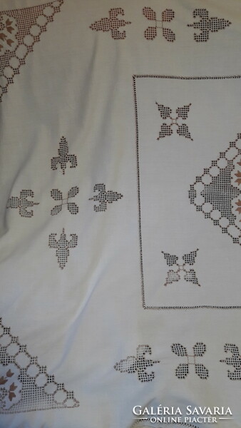 Old embroidered tablecloth (l2936)