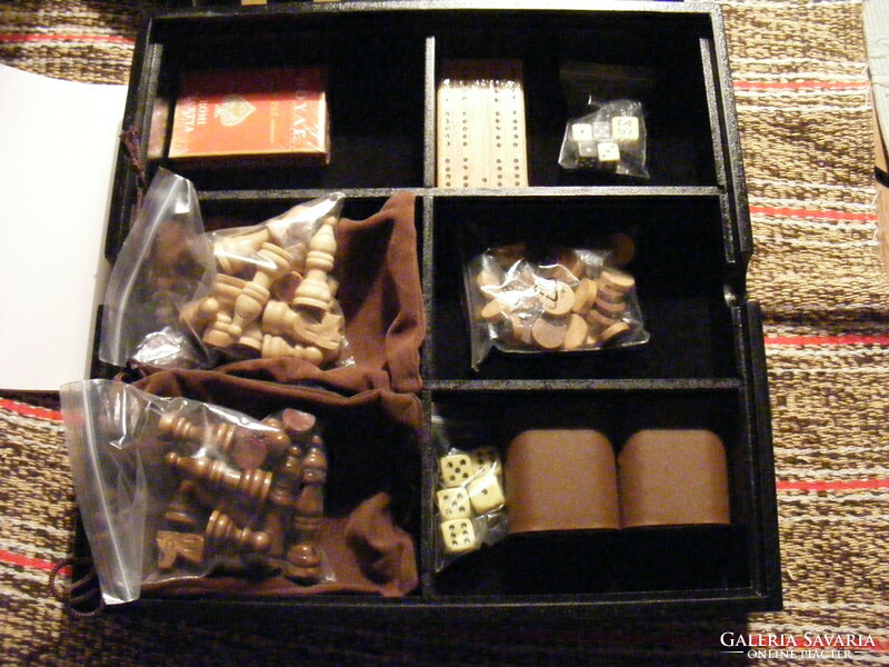 Klasszikus játékok szett fából - sakk, dáma, backgammon, kártya, cribbage, dobókocka és dominó