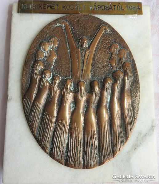 Kecskemét – Kodály városától 1984 – bronz plakett márvány lapon